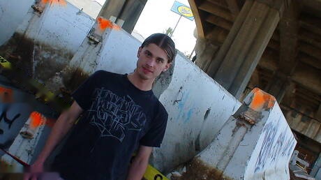 美しい少年ダラス・デイブが屋外で自慰行為をしている