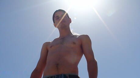 美しい少年ダラス・デイブが屋外で自慰行為をしている