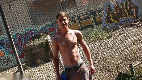 美しい少年ダラス・デイブが屋外で自慰行為をしている