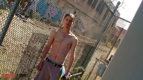 美しい少年ダラス・デイブが屋外で自慰行為をしている