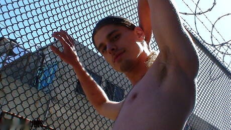 美しい少年ダラス・デイブが屋外で自慰行為をしている