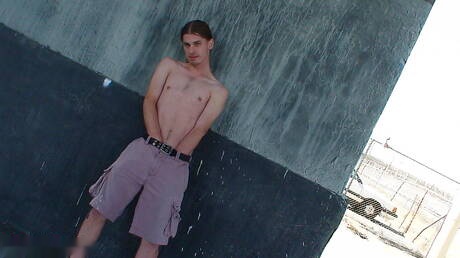 美しい少年ダラス・デイブが屋外で自慰行為をしている