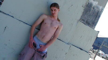 美しい少年ダラス・デイブが屋外で自慰行為をしている