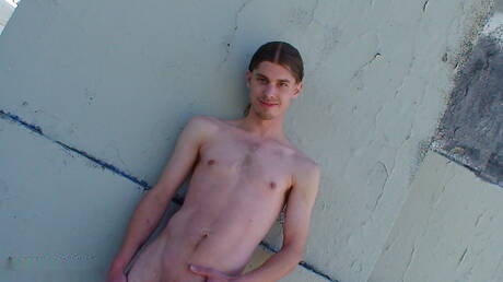 美しい少年ダラス・デイブが屋外で自慰行為をしている