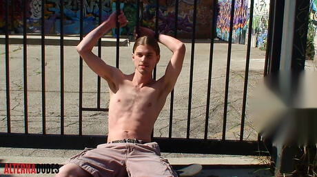 美しい少年ダラス・デイブが屋外で自慰行為をしている