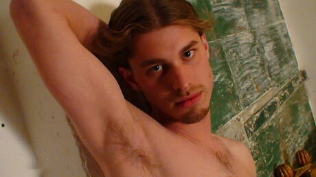 美しい少年ダラス・デイブが屋外で自慰行為をしている