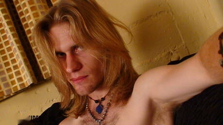 Il ben fatto Aden Worth stuzzica il suo cazzo