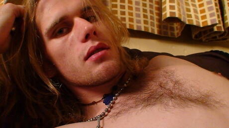 Il ben fatto Aden Worth stuzzica il suo cazzo