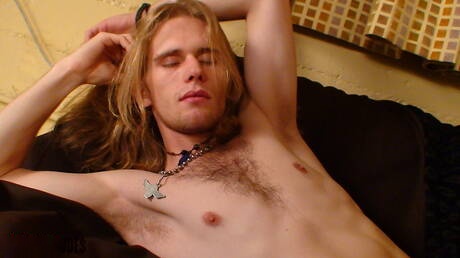 Il ben fatto Aden Worth stuzzica il suo cazzo