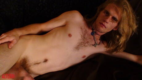 Il ben fatto Aden Worth stuzzica il suo cazzo