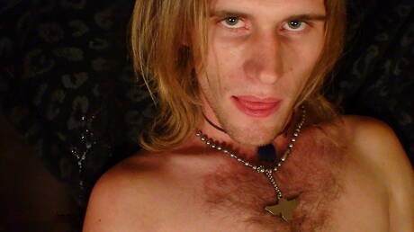 Il ben fatto Aden Worth stuzzica il suo cazzo