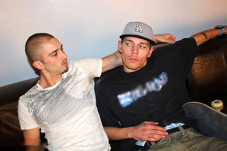 強壯的 Daniel Rouse 和身材魁梧的 Brendan Shaw 做出精彩的手淫