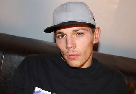 強壯的 Daniel Rouse 和身材魁梧的 Brendan Shaw 做出精彩的手淫