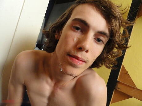 Il fusto latino Saint Dillon e il twink Robbie Keif si godono un bel sesso orale