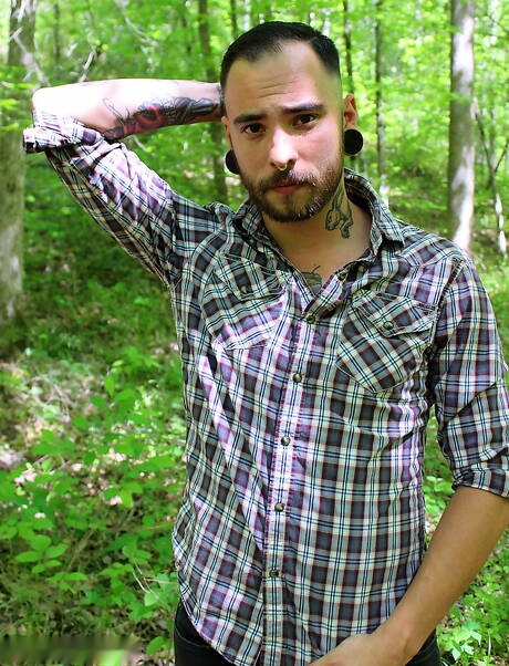 Der bullige Israel Oka und der attraktive Kit Coda haben draußen guten Oralsex