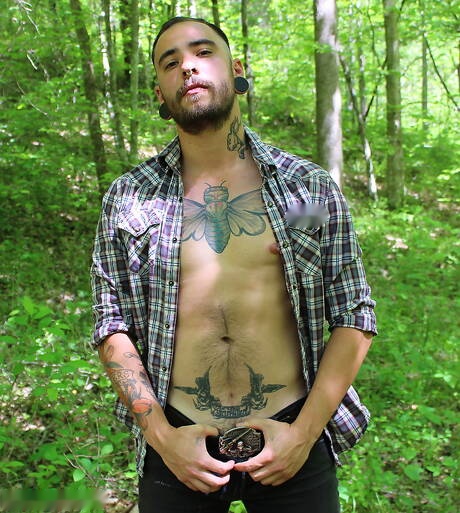 Der bullige Israel Oka und der attraktive Kit Coda haben draußen guten Oralsex