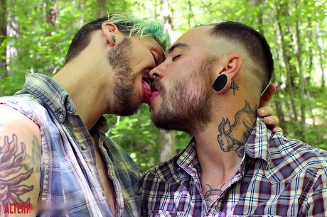 Der bullige Israel Oka und der attraktive Kit Coda haben draußen guten Oralsex