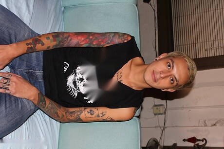 Il bel Luke Warm si masturba con un giocattolo