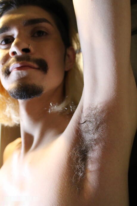 Il giovane orientale Blake Grey mostra un bel corpo in bagno