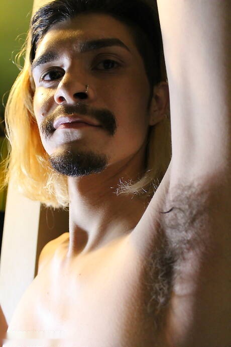 Il giovane orientale Blake Grey mostra un bel corpo in bagno