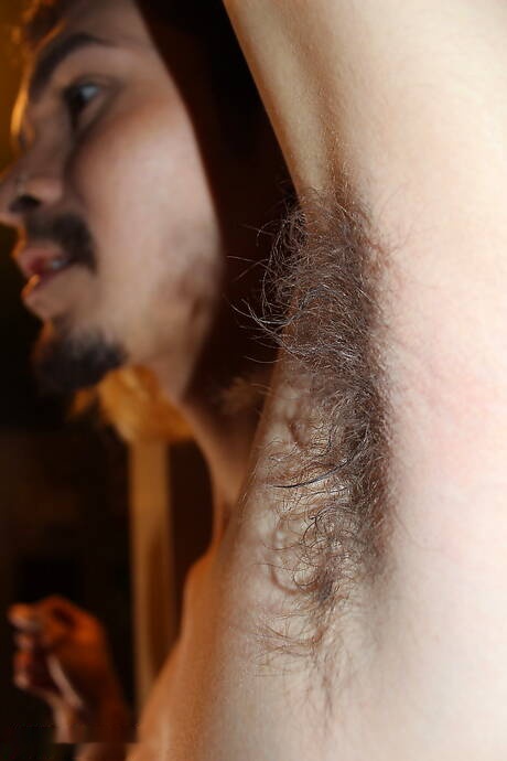 Il giovane orientale Blake Grey mostra un bel corpo in bagno