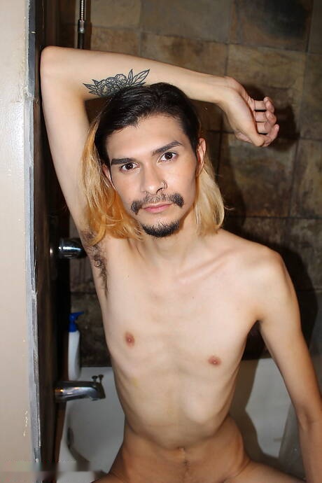 Il giovane orientale Blake Grey mostra un bel corpo in bagno