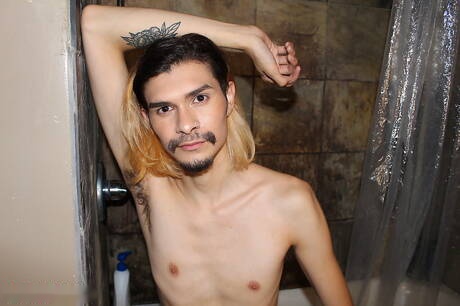 Il giovane orientale Blake Grey mostra un bel corpo in bagno