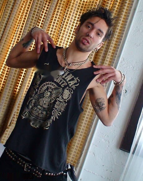 Il bellissimo ragazzo Matteo mostra un corpo perfetto all