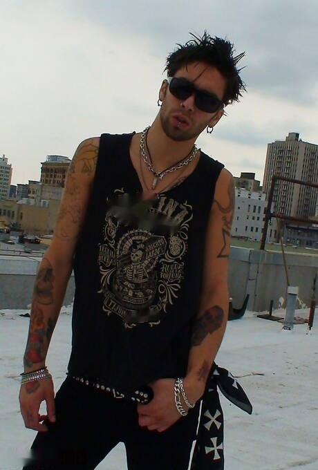 Il bellissimo ragazzo Matteo mostra un corpo perfetto all