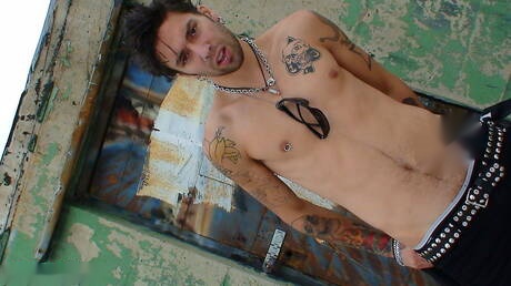 Il bellissimo ragazzo Matteo mostra un corpo perfetto all