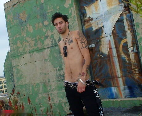 Il bellissimo ragazzo Matteo mostra un corpo perfetto all