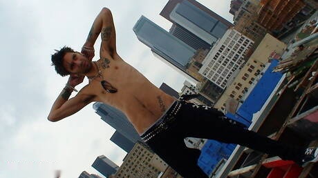 Il bellissimo ragazzo Matteo mostra un corpo perfetto all