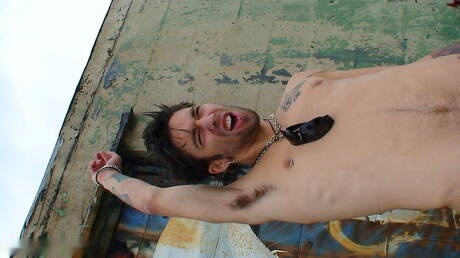 Il bellissimo ragazzo Matteo mostra un corpo perfetto all