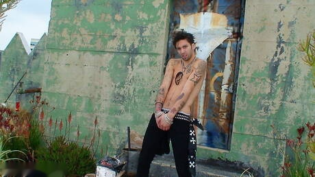 Il bellissimo ragazzo Matteo mostra un corpo perfetto all