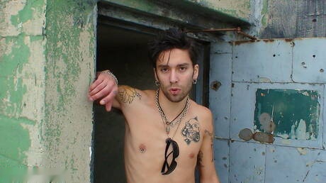 Il bellissimo ragazzo Matteo mostra un corpo perfetto all