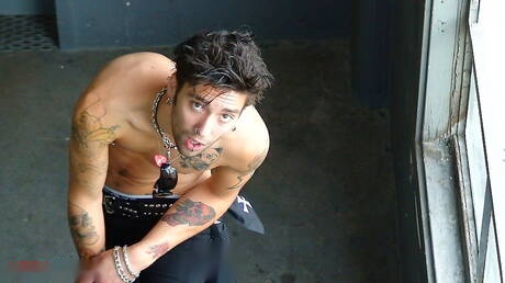 Il bellissimo ragazzo Matteo mostra un corpo perfetto all