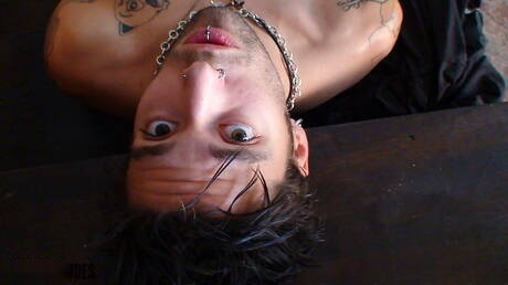 Il bellissimo ragazzo Matteo mostra un corpo perfetto all