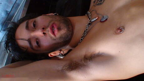 Il bellissimo ragazzo Matteo mostra un corpo perfetto all