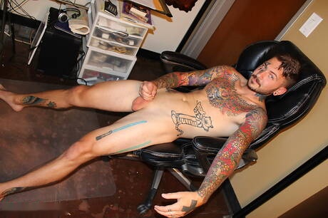 Il muscoloso Alix si masturba il cazzo all