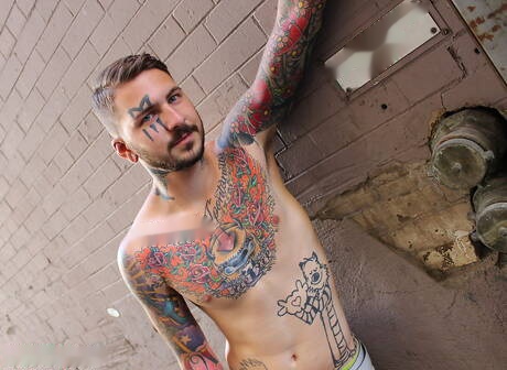 Il muscoloso Alix si masturba il cazzo all