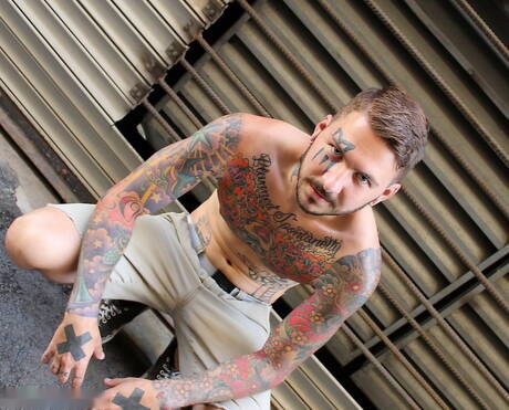 Il muscoloso Alix si masturba il cazzo all