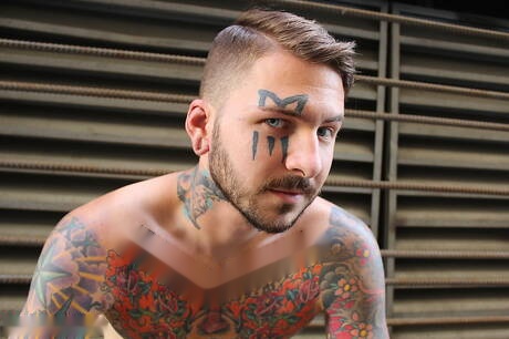 Il muscoloso Alix si masturba il cazzo all