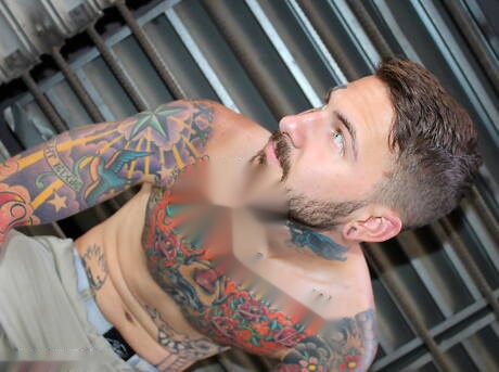 Il muscoloso Alix si masturba il cazzo all