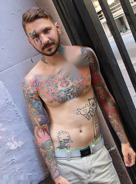 Il muscoloso Alix si masturba il cazzo all