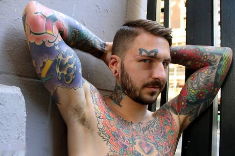 Il muscoloso Alix si masturba il cazzo all