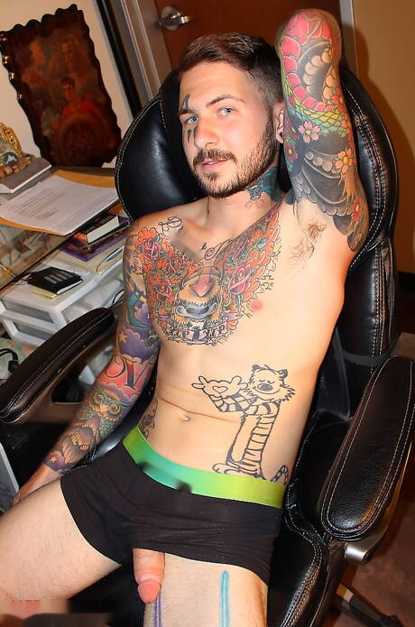 Il muscoloso Alix si masturba il cazzo all