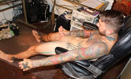 Il muscoloso Alix si masturba il cazzo all