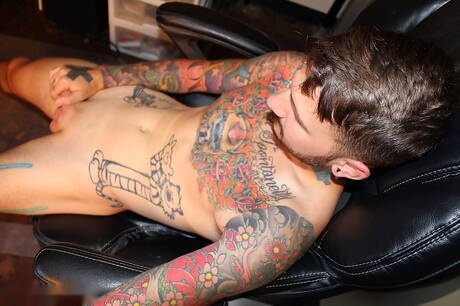 Il muscoloso Alix si masturba il cazzo all