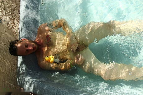 Der Hengst Johnny Mexico und der Superhengst Corey Gunz haben einen guten Oralsex am Pool