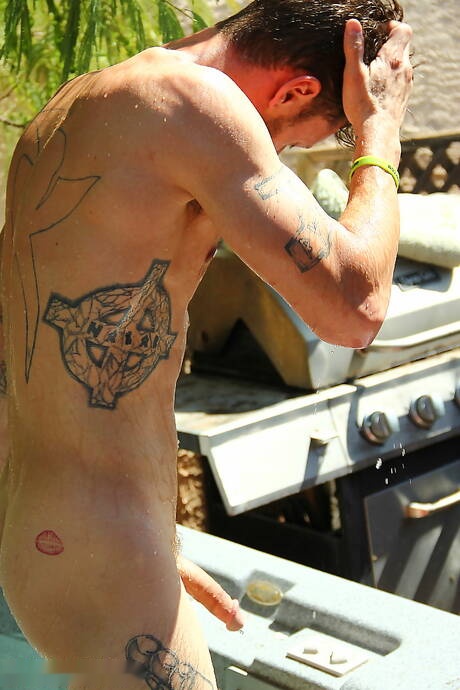 Der Hengst Johnny Mexico und der Superhengst Corey Gunz haben einen guten Oralsex am Pool